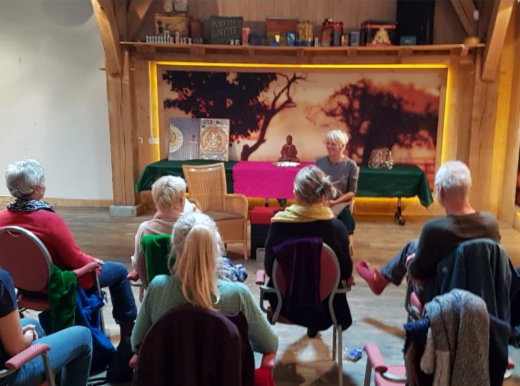 Rita Bouwman in gesprek met een van de deelnemers van een dagbijeenkomst over nondualiteit. De dagbijeenkomten worden op verschillende locaties in Nederland en België georganiseerd. Ervaren wat nondualiteit is? Kom dan eens lang op een nondualiteit dagbijeenkomst.